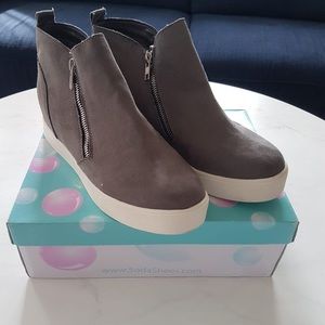 Woman sneakers, brand Soda, size 6.5